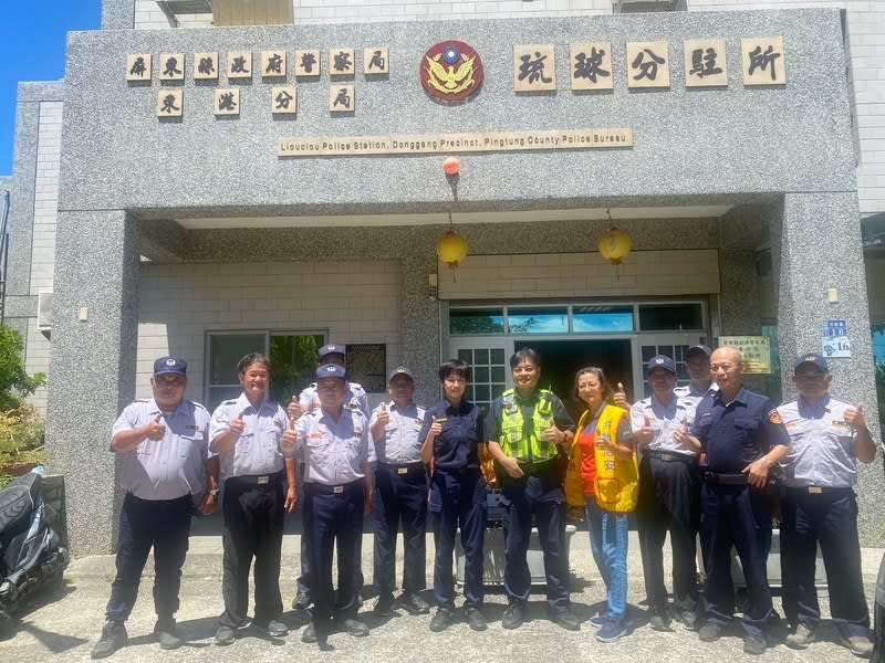 琉球分駐所首名女所長觀光旺季報到 屏東縣警察局東港分局琉球分駐所首名女所長蔡孟儒 （前左5）8日報到，她表示，暑假期間幾乎天天萬人 登島，交通部分為首要改善目標，盼打造一個讓居民 及旅客住得安心、玩得放心的環境。 （屏東縣警察局東港分局提供） 中央社記者黃郁菁傳真  113年7月9日 