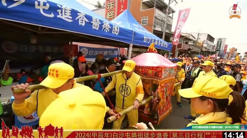 醫療團得到白沙屯媽祖停轎賜福，激動地哭了出來，也大聲喊著「媽祖婆感謝祢的保佑」。（圖／翻攝畫面）