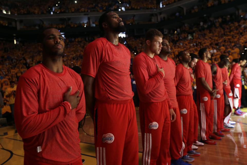 Los jugadores de los Clippers de Los Angeles previo al cuarto partido de la serie ante los Warriors de Golden State en los playoffs de la NBA el domingo 27 de abril de 2014. (AP Foto/Marcio Jose Sanchez)