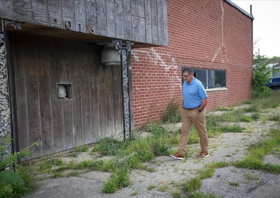 Des Moines councilmember Joe Gatto looks over the long vacant La Pizza House building at 1440 Maury St. on Tuesday, Aug. 16, 2022. Gatto has been vocal about slow development in his ward, and took the Des Moines Register on a tour of areas he feels need attention.