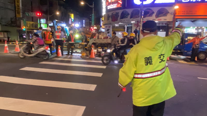 新北板橋自來水管爆裂搶修  義交助疏導交通 新北市板橋區南雅南路一段與館前西路口10日下午發 生自來水管破裂漏水，自來水公司動員漏夜搶修。圖 為10日深夜施工現場周邊有義交協助維持交通秩序。 中央社記者黃旭昇新北市攝  113年4月11日 