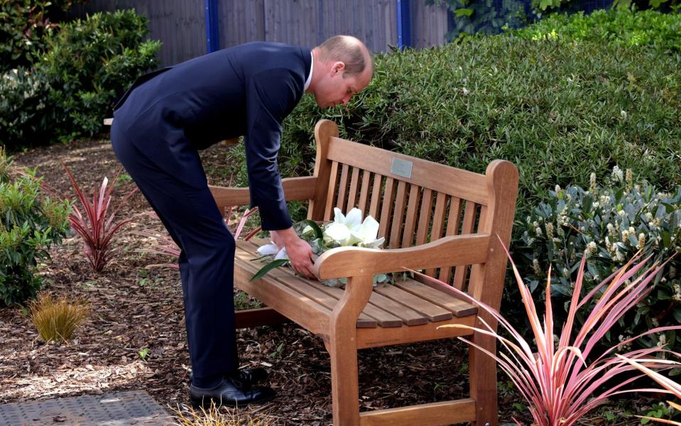 The Duke of Cambridge lays a wreath on a bench dedicated to Sergeant Matt Ratana at Croydon Custody Centre - Jonathan Buckmaster/Pool 