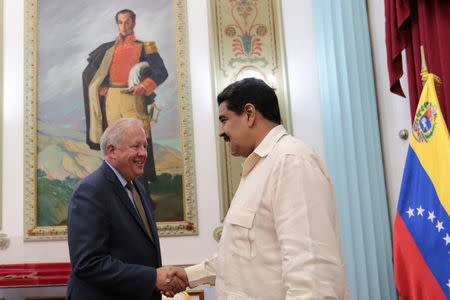 Venezuela's President Nicolas Maduro (R) shakes hands with U.S. diplomat Thomas Shannon in Caracas, Venezuela October 31, 2016. Miraflores Palace/Handout via REUTERS