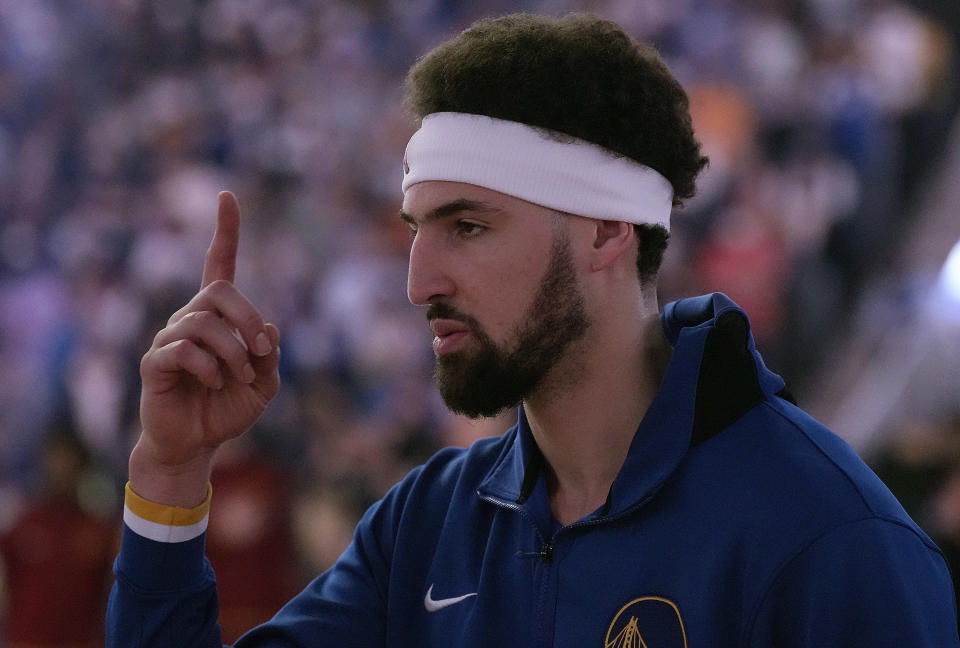 Golden State Warriors star Klay Thompson points skyward before his comeback from a 941-day injury absence. (Thearon W. Henderson/Getty Images)