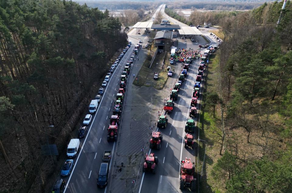 2024年2月25日，波蘭西部希維茨科（Swiecko）附近，農民用曳引機封鎖通往德國的A2公路。路透社
