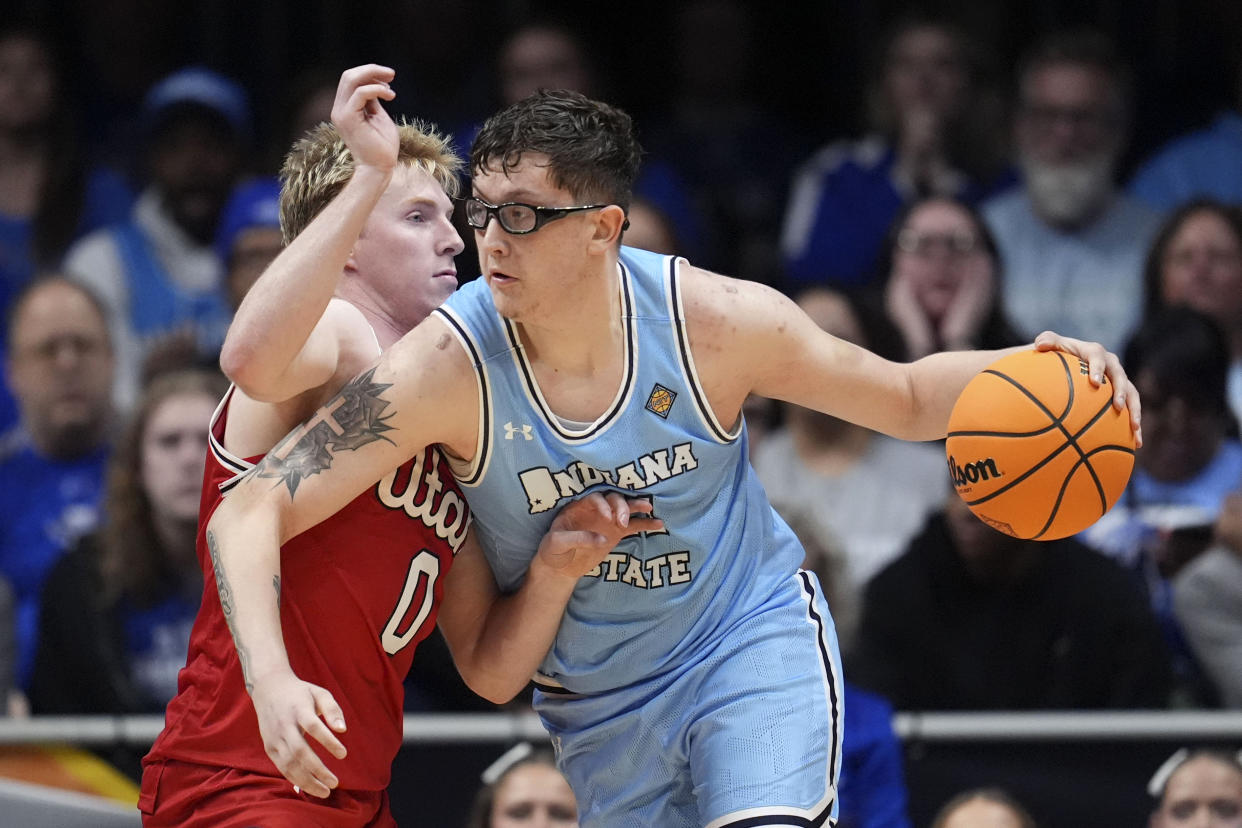 Robbie Avila, centro de los Indiana State Sycamores, es el mexicano más destcado en la NCAA en la actualidad. (AP Foto/Michael Conroy)