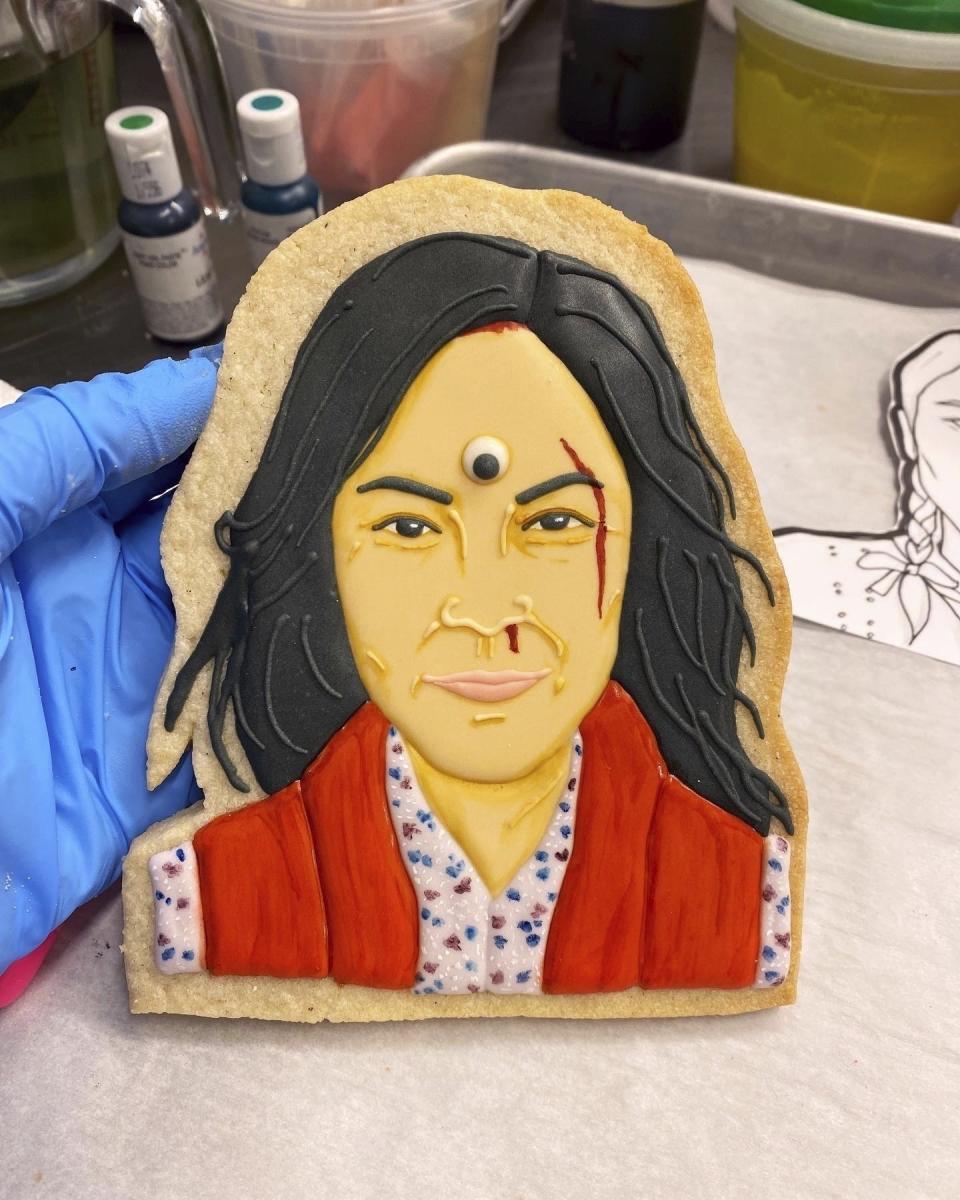 Un retrato en galleta del personaje de Michelle Yeoh en "Everything Everywhere All at Once" hecho por Jasmine Cho, una "activista en galleta" quien trabaja en Pittsburgh, en una fotografía sin fecha proporcionada por Cho. El triunfo de "Everything Everywhere All at Once" en los Oscar fue recibido con optimismo por los asiático-estadounidenses como Cho. ( Jasmine Cho vía AP)