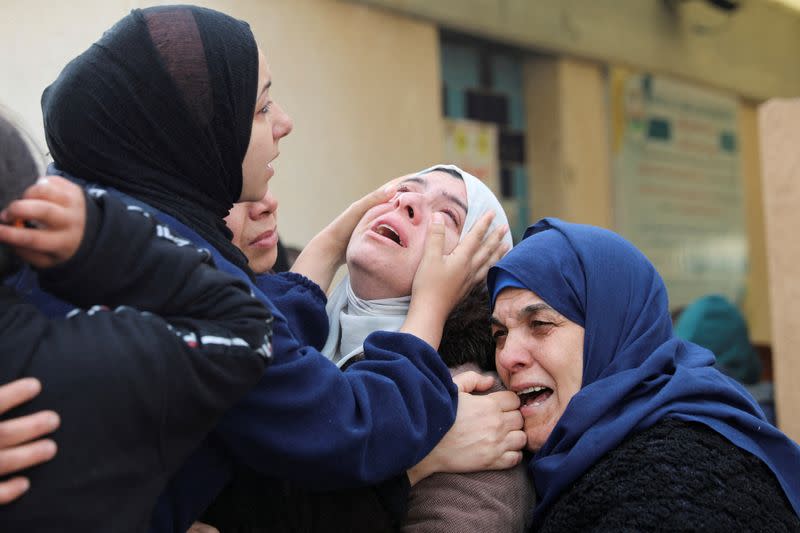 Los dolientes reaccionan durante el funeral de palestinos muertos en un ataque israelí, en Jan Yunis, en el sur de la Franja de Gaza.