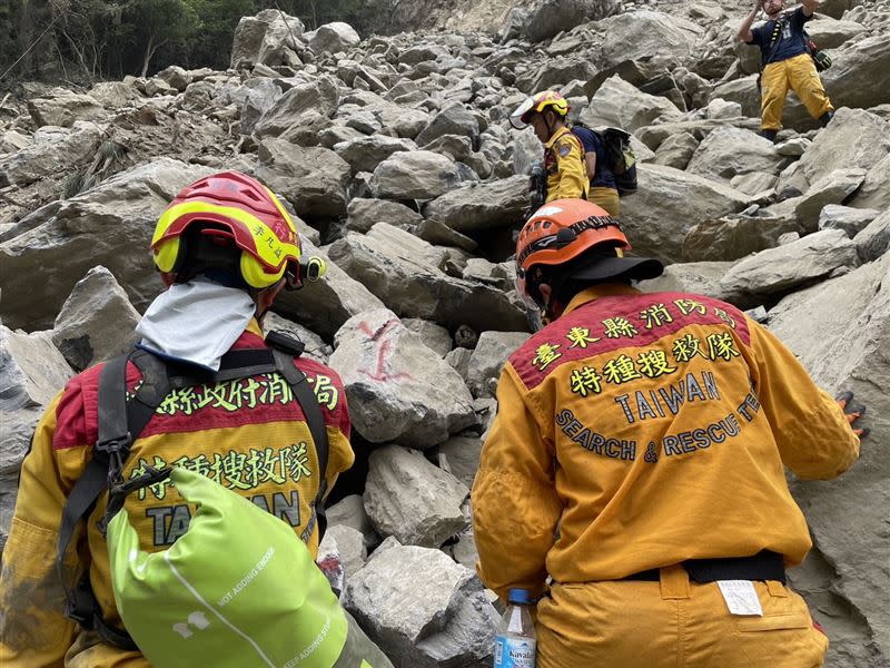 搜竟人員今天挺進砂卡礑步道時，發現2名罹難者。（圖／台東縣消防局提供）