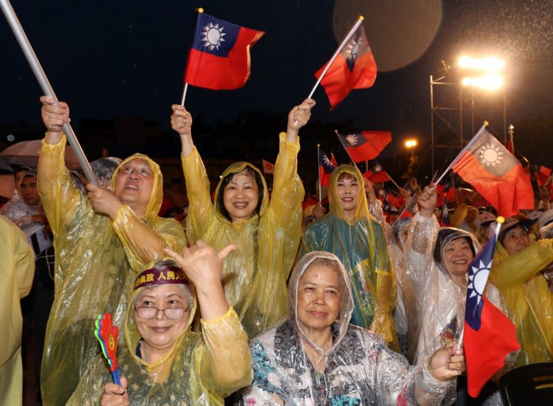 20170519-國民黨主席選前之夜，前副總統吳敦義造勢場，民眾冒雨趕來支持。（蘇仲泓攝）