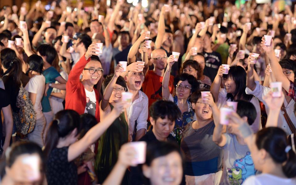 尾牙獎品人氣調查出爐，超過6成上班族最愛直接領現金。（示意圖／Getty Images）