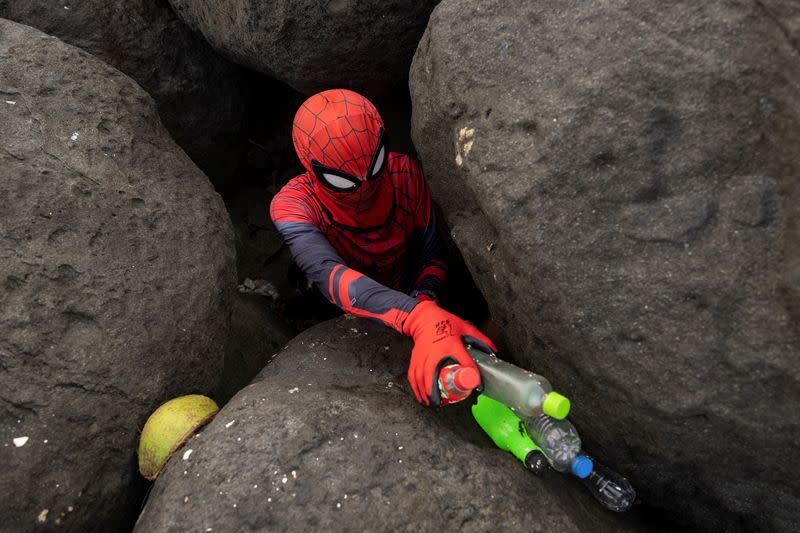 Filipino environmentalists hold cleanup drive on international coastal cleanup day