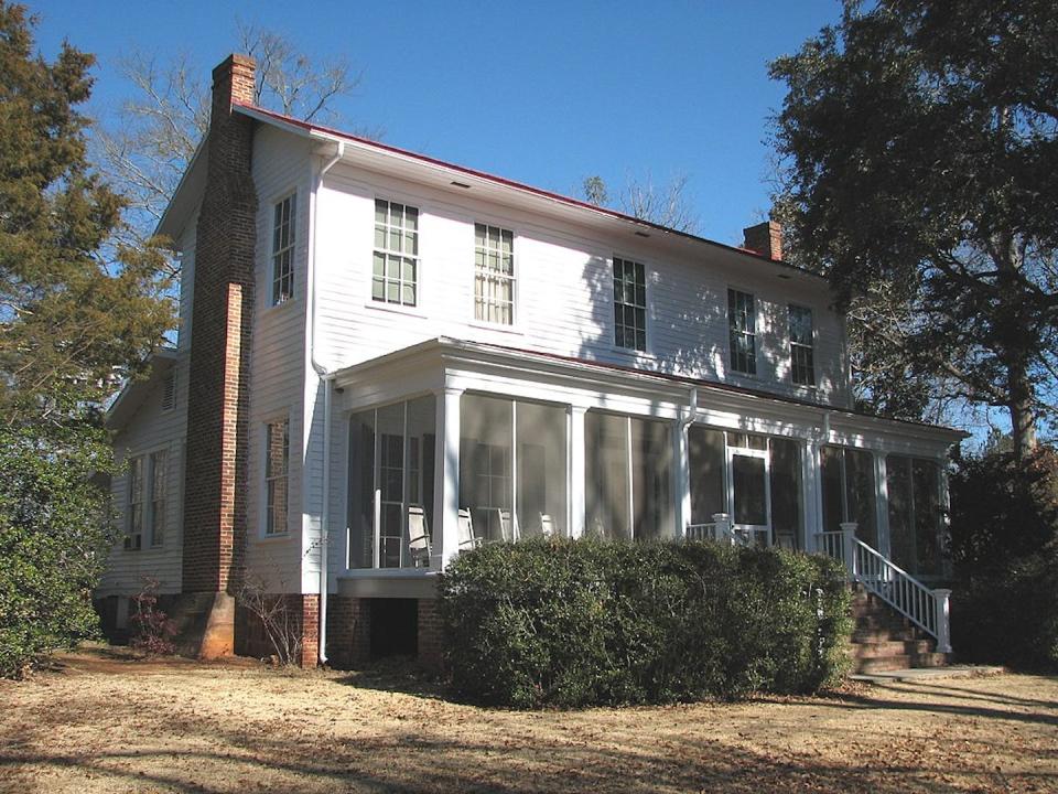 Fotografía de la casa ‘Andalusia’, en Georgia, a donde se mudaron Flannery O'Connor y su madre. <a href="https://commons.wikimedia.org/wiki/Category:Andalusia_(Milledgeville,_Georgia)#/media/File:Andalusia_(farmhouse);_Milledgeville,_Georgia;_January_29,_2011.jpg" rel="nofollow noopener" target="_blank" data-ylk="slk:Stephen Matthew Milligan / Wikimedia Commons;elm:context_link;itc:0;sec:content-canvas" class="link ">Stephen Matthew Milligan / Wikimedia Commons</a>, <a href="http://creativecommons.org/licenses/by-sa/4.0/" rel="nofollow noopener" target="_blank" data-ylk="slk:CC BY-SA;elm:context_link;itc:0;sec:content-canvas" class="link ">CC BY-SA</a>