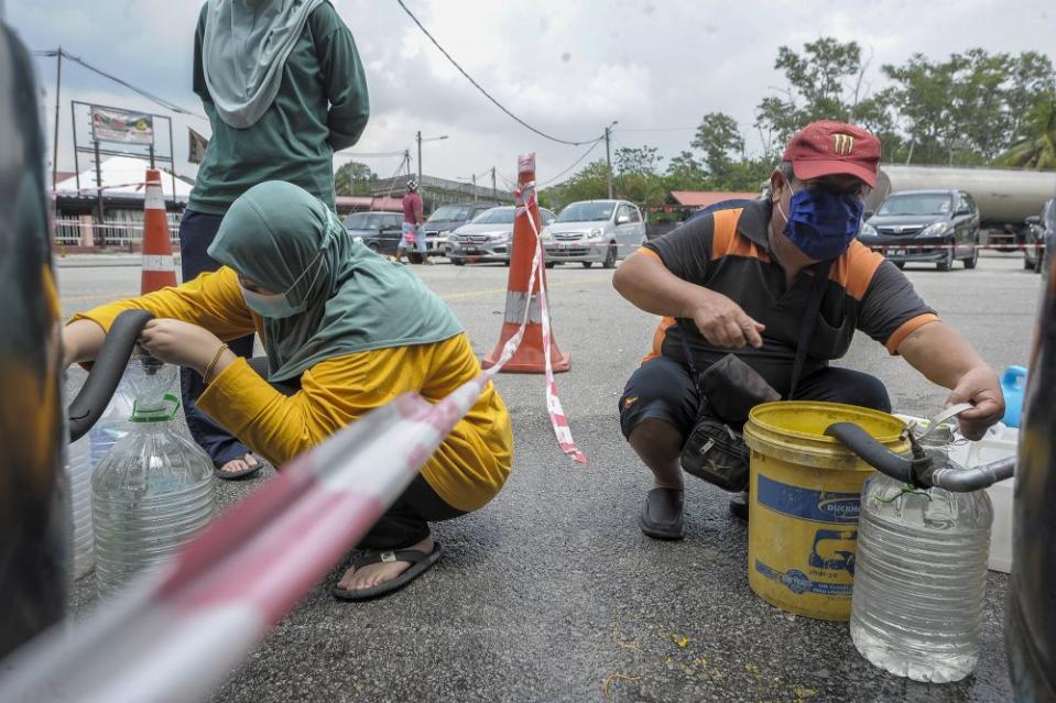 Pengurusan Air Selangor Sdn Bhd said it expects taps to start flowing again in the remaining 215 affected areas by tomorrow morning. — Picture by Shafwan Zaidon