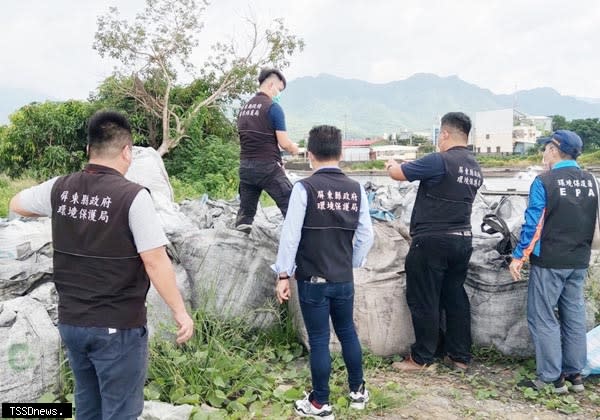 屏東縣環保局九月間查獲枋寮鄉的北勢寮養殖生產區國有地，遭堆置近百袋太空包。（記者陳真攝）