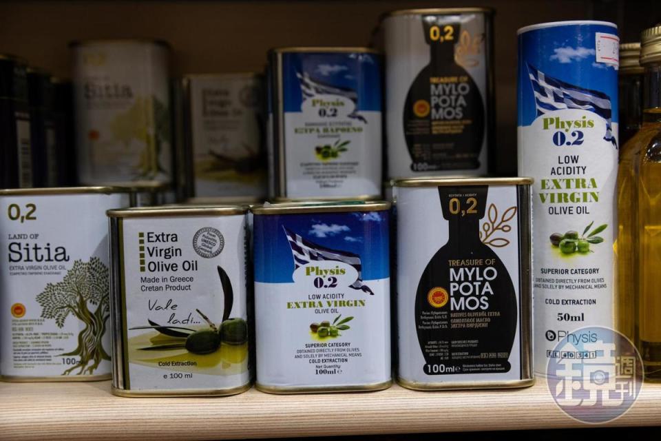 希臘小店販售許多可攜帶登機的小罐橄欖油。
