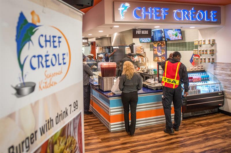 Empleados de la Administración de Seguridad del Transporte (TSA) reciben hoy comida gratuita de Chef Créole, único restaurante de comida haitiana en el Aeropuerto Internacional de Miami, Florida (Estados Unidos). EFE