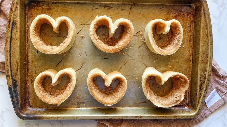 Six cinnamon roll hearts