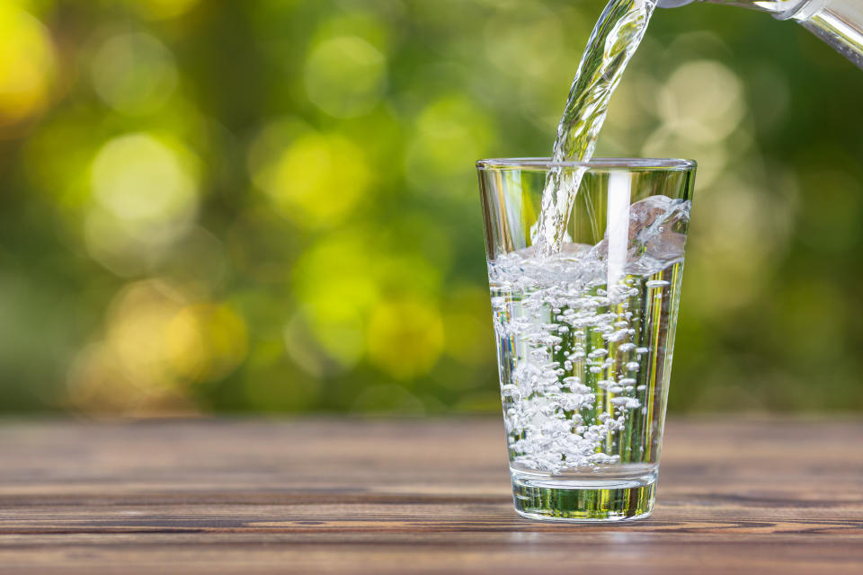 El agua es la bebida más adecuada en todo momento, incluyendo la hora de las comidas (Foto: Getty)