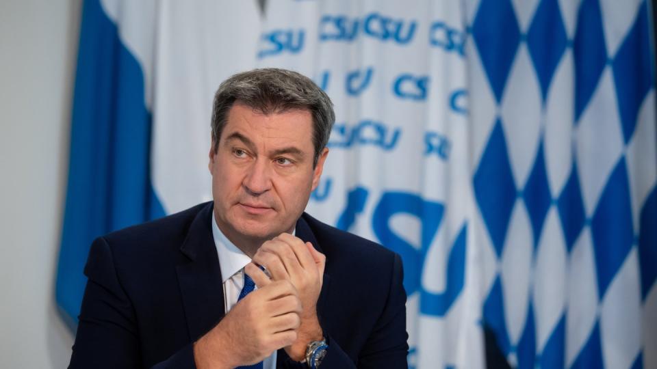 Markus Söder sitzt beim virtuellen Parteitag in seinem Büro in der CSU-Landesleitung.