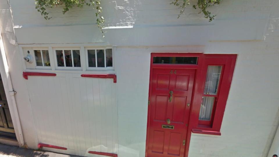 <div class="inline-image__caption"><p>A close-up of Ghislaine Maxwell's residence in London</p></div> <div class="inline-image__credit">Google Maps</div>