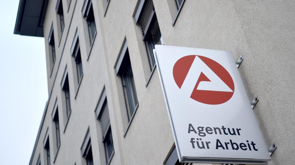 Das Kurzarbeitergeld wird von der Agentur für Arbeit gezahlt.