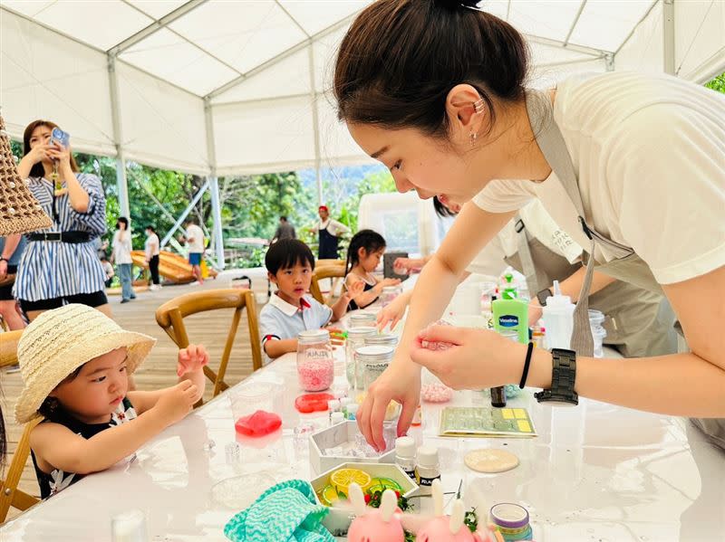 台北六福萬怡酒店以「兒童職人體驗」為主題，邀行業職人擔任活動講師。（圖／飯店旅宿業者提供）