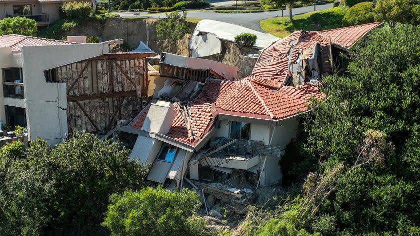 Rolling Hills Estates, CA, Wednesday, July 12, 2023 - A hillside continues to collapse as homes along Peartree Lane fall along with it. (Robert Gauthier/Los Angeles Times)