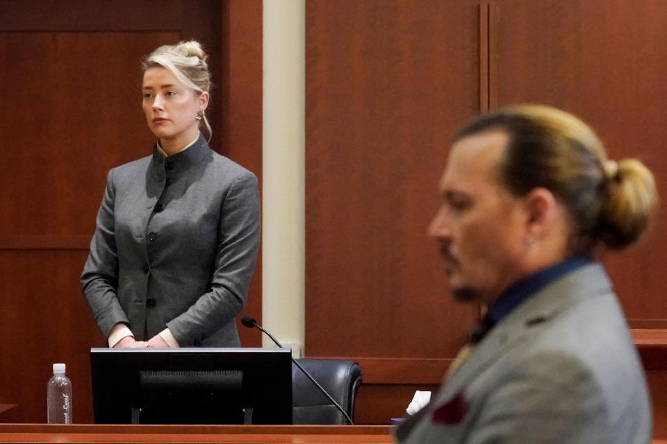 Una toma de ambos actores; Amber Heard y Johnny Depp, durante su juicio. Steve Helber/Pool via REUTERS
