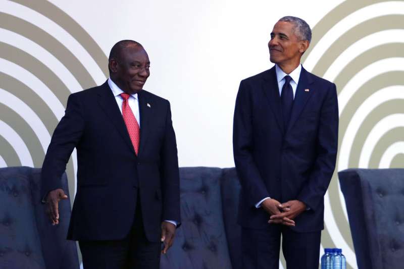 2018年7月17日，美國前總統歐巴馬（右）與南非總統拉馬ˋ福薩（左）出席曼德拉百歲冥誕紀念典禮。（AP）