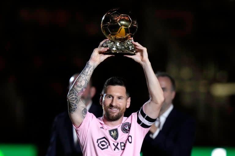 El delantero argentino Lionel Messi alza el Balón de Oro antes de un partido amistoso del Inter Miami ante el New York City FC, el viernes 10 de noviembre de 2023, en Fort Lauderdale, Florida (AP Foto/Lynne Sladky)