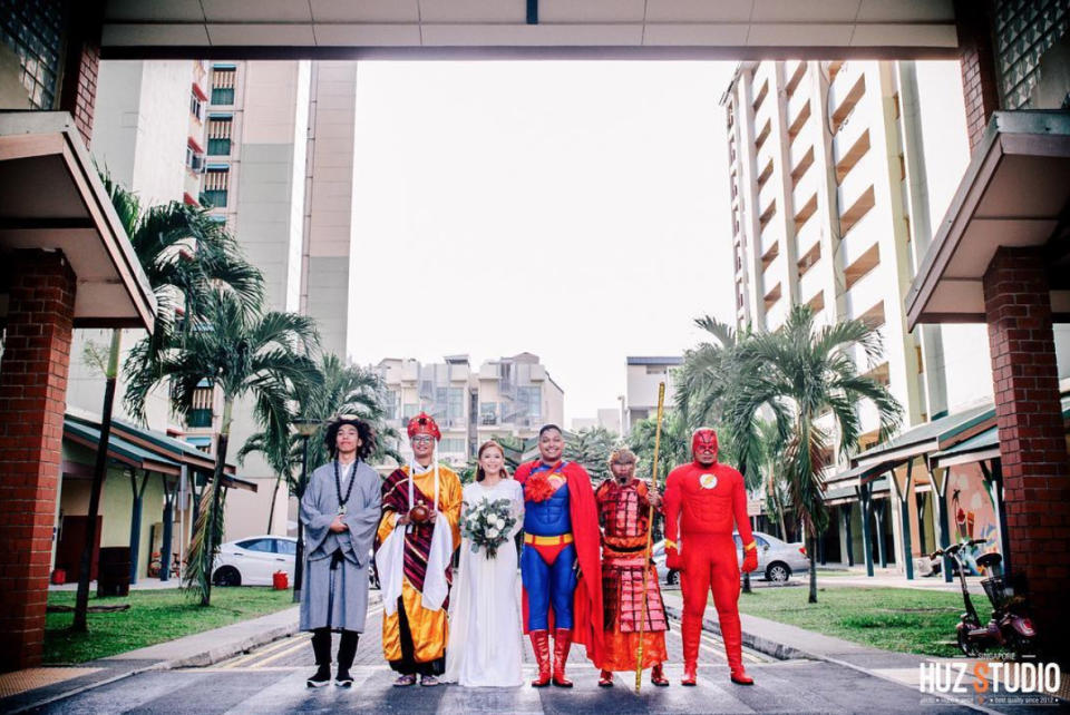 The couple were joined by the groomsmen, who wore costumes of the Flash and characters from the “Journey to the West”. (Photo: Huz Studio)