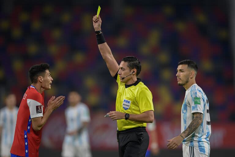 Jesús Valenzuela expulsa al chileno Pablo Galdames durante el encuentro que igualaron Argentina y Chile 1 a 1 en 2021, en Santiago del Estero