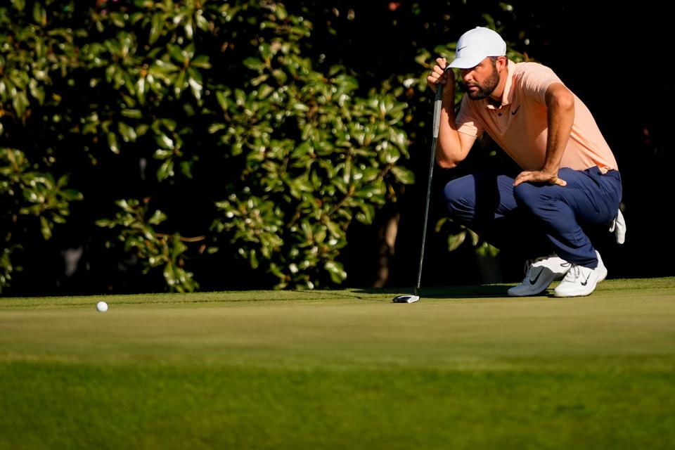 Scottie Scheffler lines up his putt on No. 11.