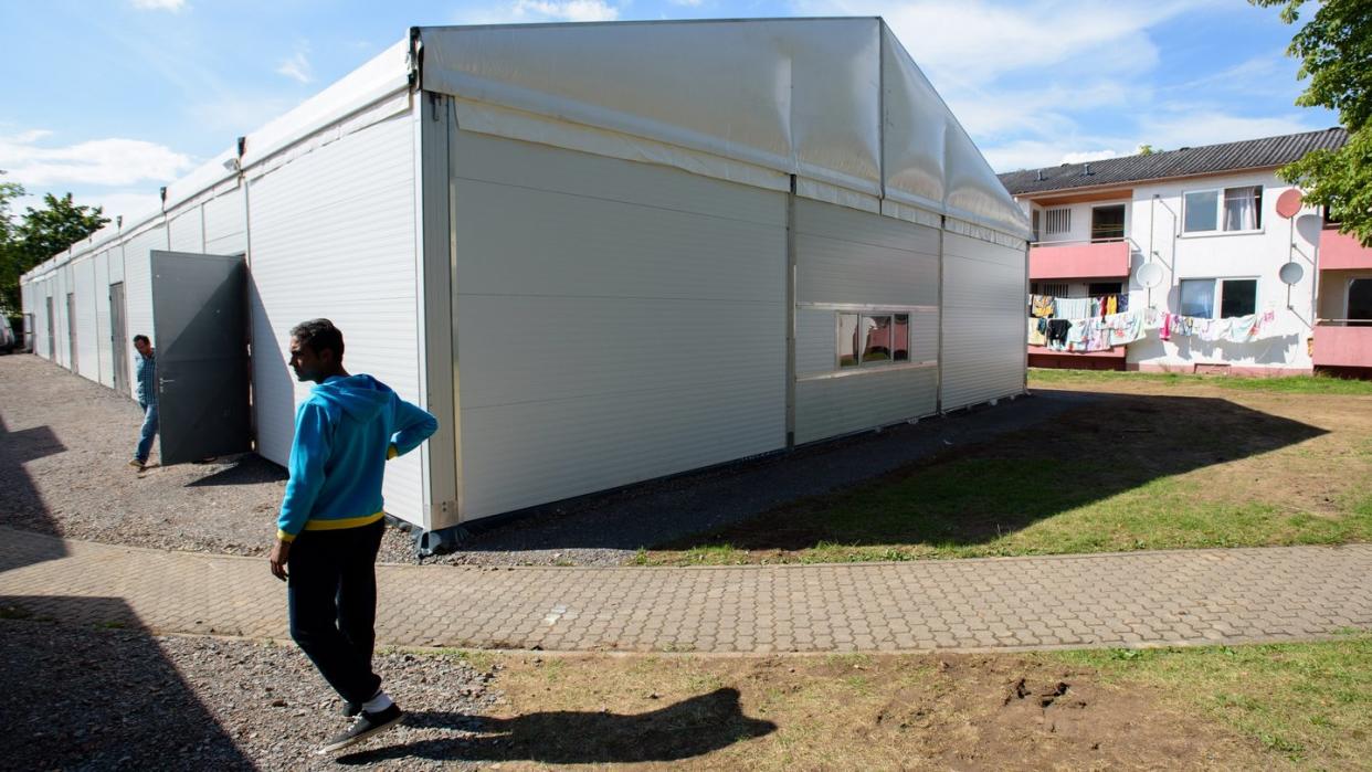 Ein 2015 neu errichtetes Zelt für Flüchtlinge in Lebach. Der saarländische Ministerpräsident Tobias Hans sieht die Aufnahmestelle Lebach als «Blaupause für den Bund». Foto: Oliver Dietze
