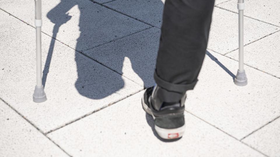 Wer ein Bein verliert, kann je nach Police, Zahlungen seiner Unfallversicherung erhalten. Foto: Robert Günther