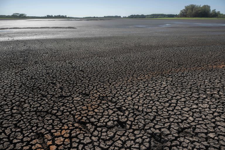 Imagen del embalse seco de Canelón Grande, al norte de Canelones, en el sur de Uruguay, tomada el 14 de marzo de 2023, mientras el país atraviesa una grave sequía.
