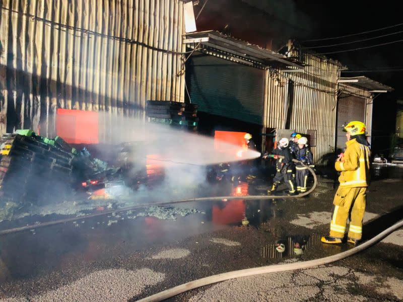 ▲民雄鄉大崎村大丘園附近工廠發生火警，現場爆炸聲不斷，導致3間廠房全面燃燒，所幸無人傷亡。（圖／翻攝畫面）