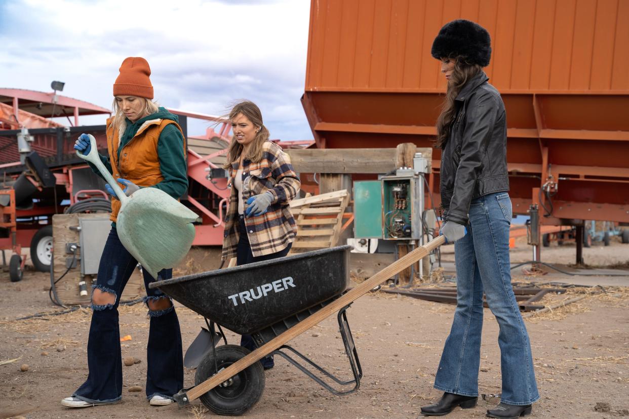 Grace Girard (midden) uit Wisconsin werkt samen met Reba Wood en Joy Mayfield op de boerderij van boer Brandon tijdens de tweede aflevering van "Boer wil vrouw."