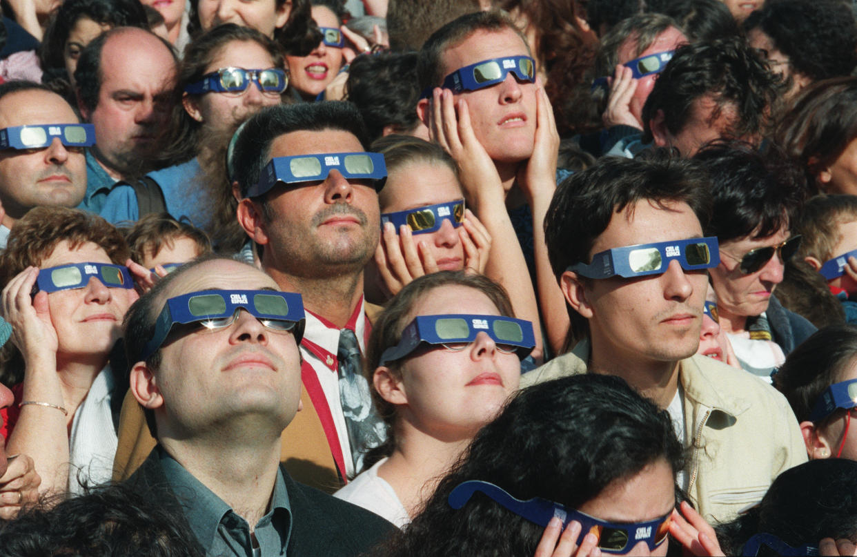 1996: Hundreds of people observe an eclipse in Toulouse, France. 
