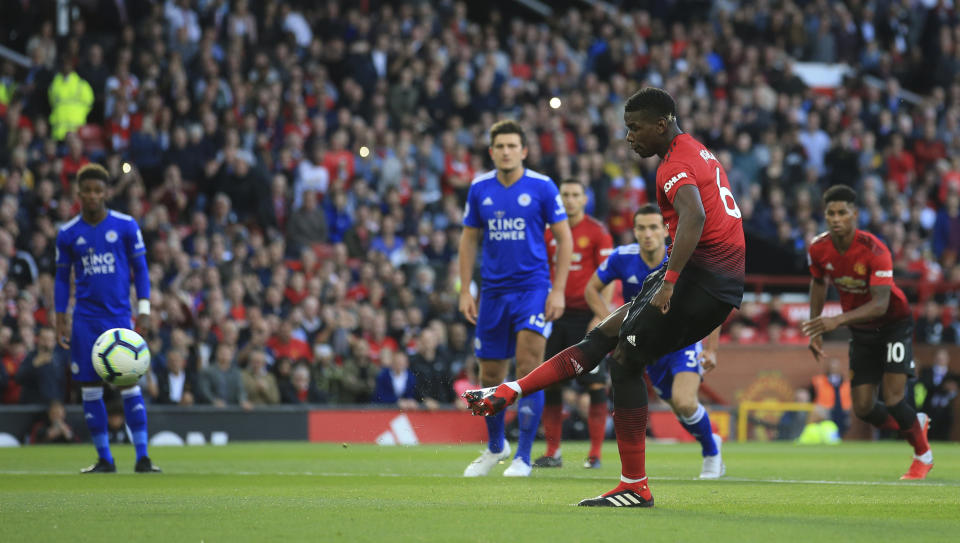 Paul Pogba del Manchester United remata un penal para anotar el primer gol en el partido ante Leicester City en el estadio Old Trafford en Manchester, Inglaterra, el viernes 10 de agosto de 2018. (AP Foto/Jon Super)