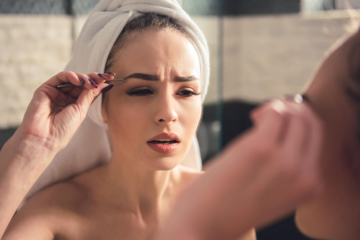 TikTok says that thin eyebrows are back: Here's what a brow expert has to say. (Getty Images)