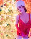 <p>Im Hause Thorne geht es in diesem Jahr an Weihnachten nicht nur bunt zu, sondern vor allem sexy! Viel auszupacken ist hier nicht… (Foto: Instagram, Bella Thorne) </p>