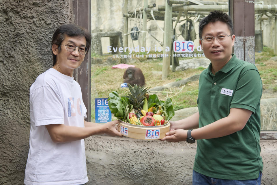 電影劇組和動物園準備了特製的《BIG》造型蔬果禮盒，送給咪咪作為牠的電影殺青宴，左起為導演魏德聖、壽山動物園莊絢智主任。（圖／米倉影業）