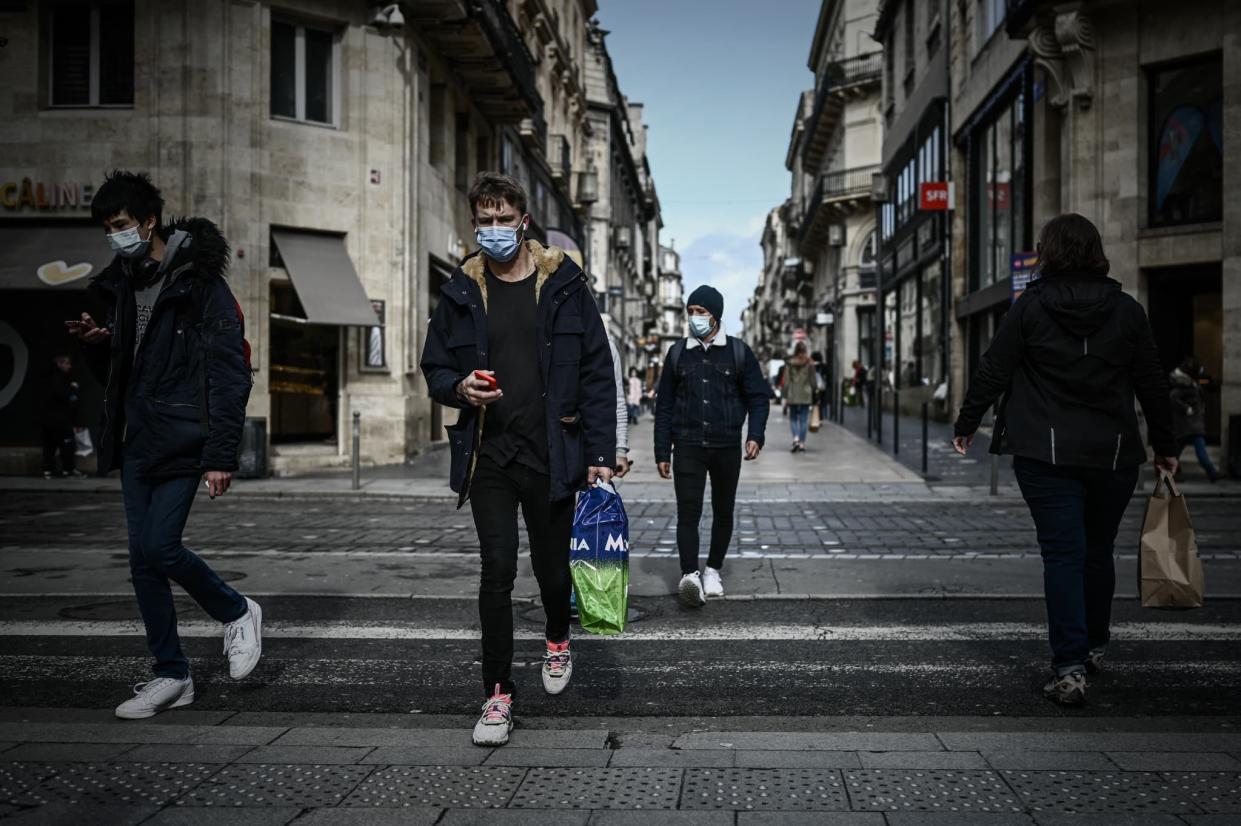  (Photo d'illustration) - Des personnes portant un masque - Philippe Lopez - AFP