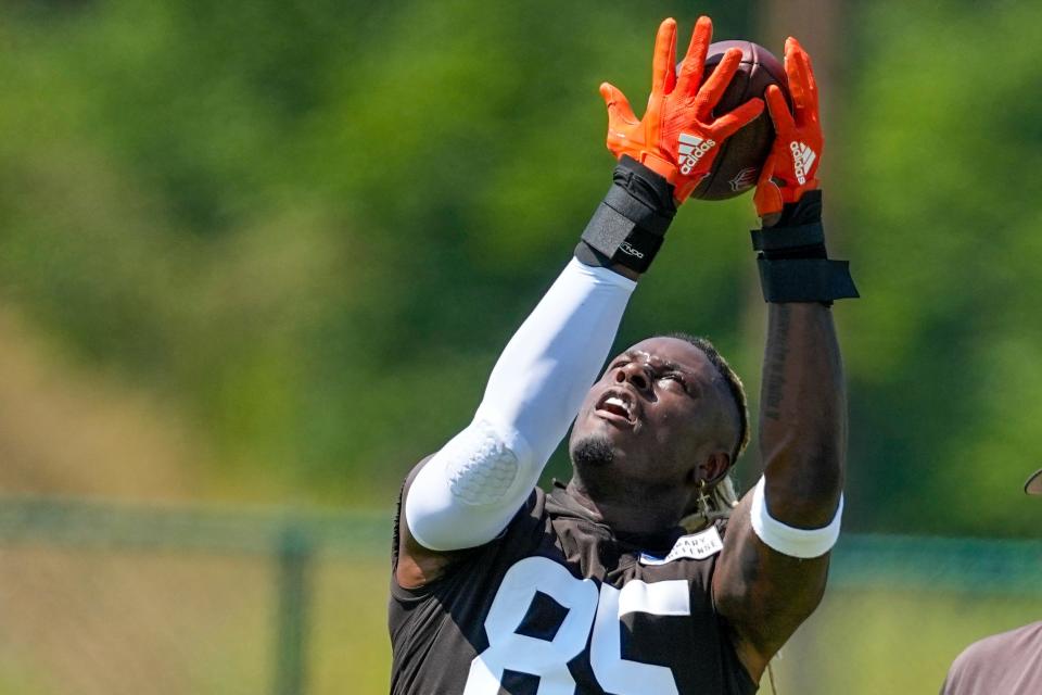 Cleveland Browns' David Njoku runs drills at the NFL football team's training camp on Monday, July 24, 2023, in White Sulphur Springs, W.Va. (AP Photo/Chris Carlson)