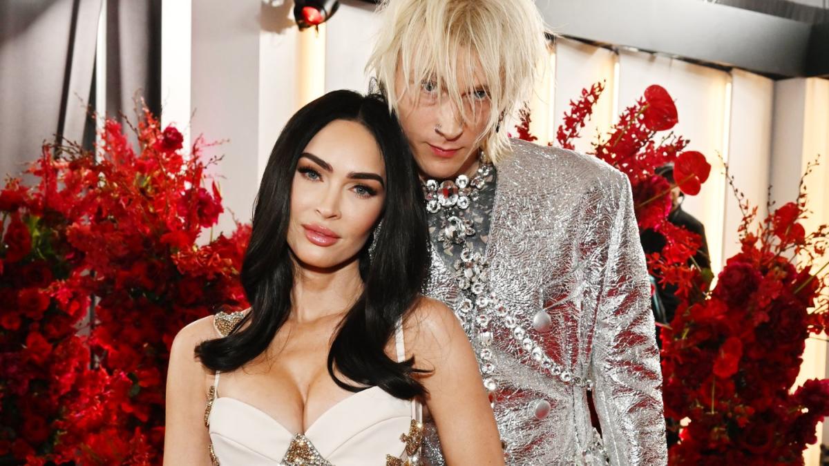 Megan Fox Attends Machine Gun Kelly's Brazil Concert With Bright Red Bob -  Yahoo Sports