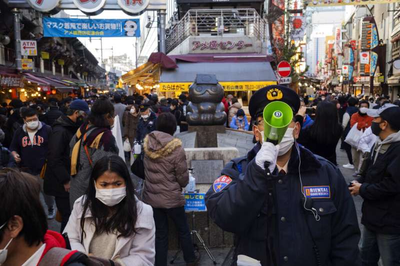 2020年12月31日，東京鬧區的購物人潮。（美聯社）