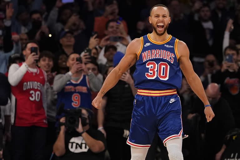 Stephen Curry fue aclamado por el Madison Square Garden cuando batió el récord histórico de triples en la NBA contra el propio New York Knicks, en la victoria de Golden State Warriors.