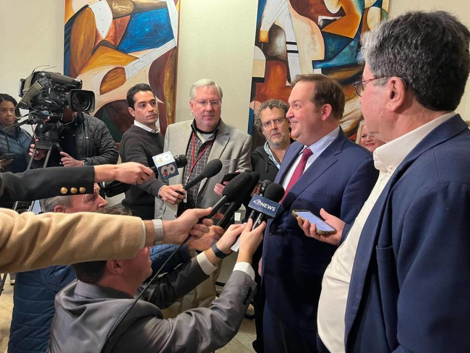 Evan Power habla con reporteros tras ser elegido nuevo presidente del Partido Republicano de la Florida, el 8 de enero de 2024.